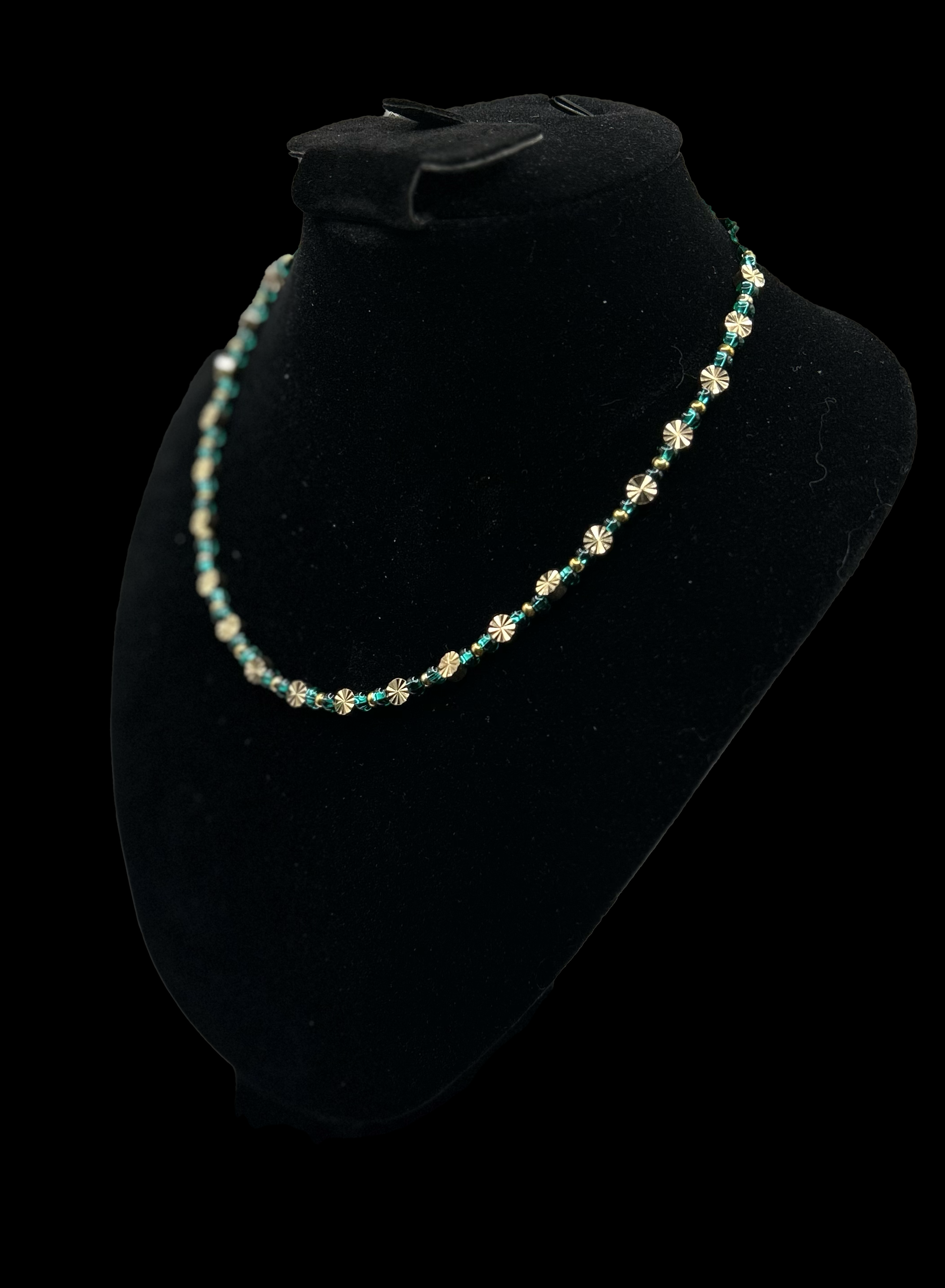 Elegant Necklace with Emerald and Gold